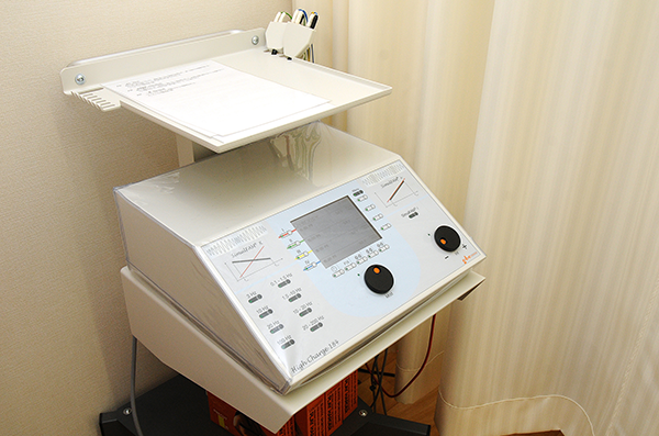 ハイトーン治療器　HIGH CHAEGE184